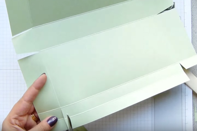 Dùng kéo cắt vát các nếp gấp tại các ô vuông nhỏ giữa và mép giấy