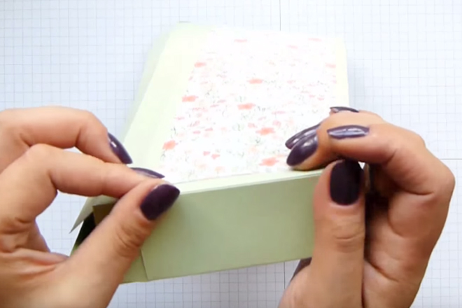 Gấp các góc giấy để tạo hình khối vuông cho hộp quà